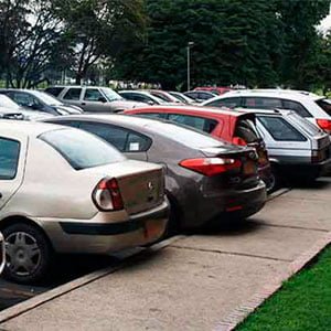 carros parqueados de remates judiciales
